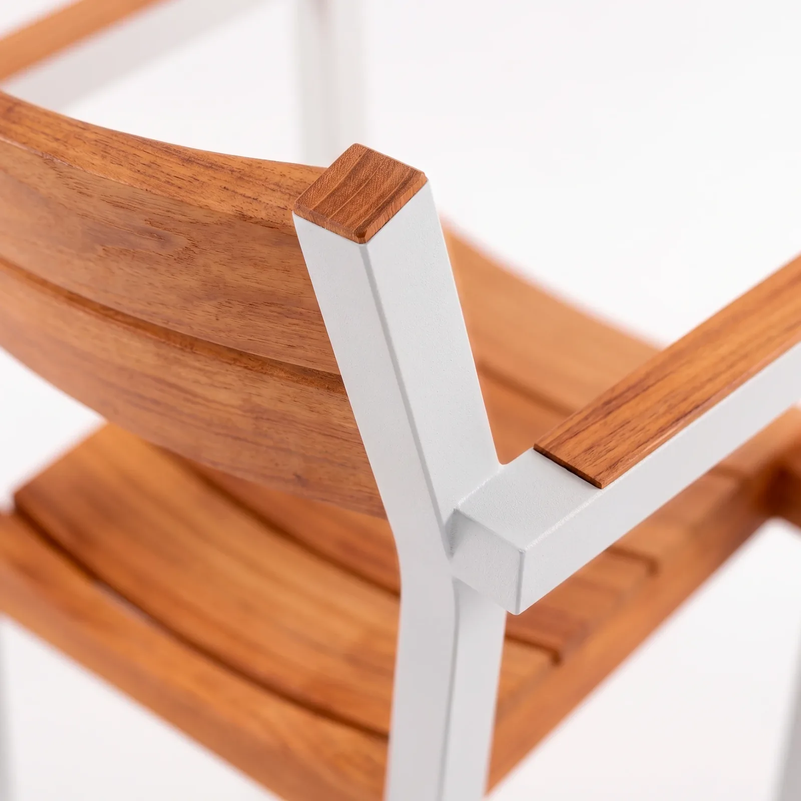 Silla Bretaña Aluteca con Brazo, Colección Francia: detalle de materiales y ensambles