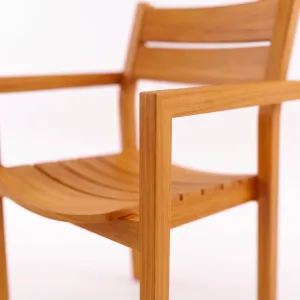 Silla Bretaña Teca con Brazo, Colección Francia: detalle del acabado