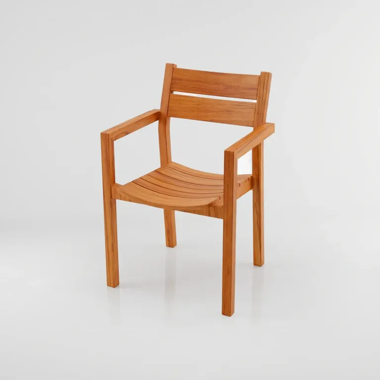 Silla Bretaña Teca con Brazo, Colección Francia: vista completa en estudio