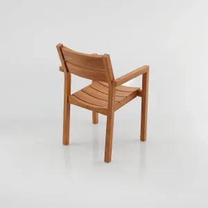 Silla Bretaña Teca con Brazo, Colección Francia: vista completa desde otro ángulo