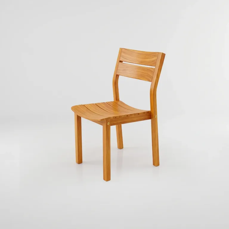 Silla Bretaña Teca sin Brazo, Colección Francia: vista completa en estudio