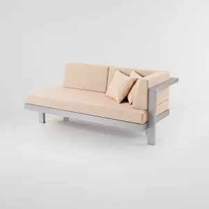 Sofá Montecarlo con brazo izquierdo en aluminio, Colección Francia: vista en estudio