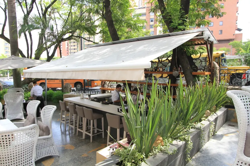Toldo enrollable Sombralina sobre la barra de la terraza de Casa del Río