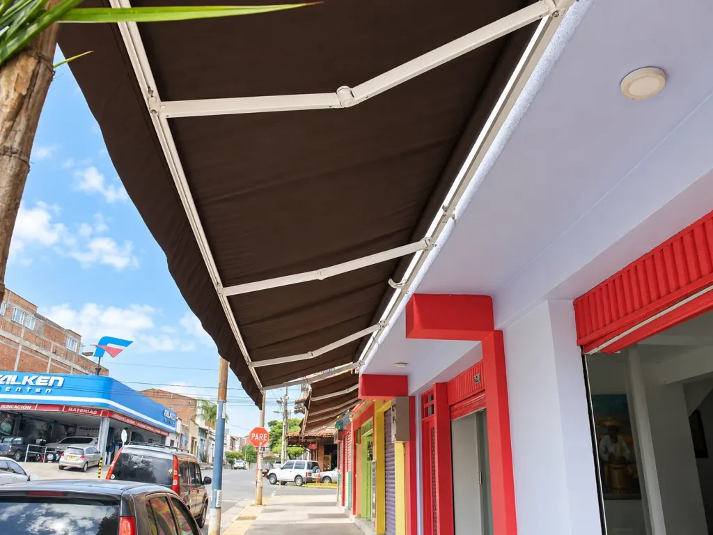 Toldo enrollable Sombralina café sobre la fachada de un local comercial