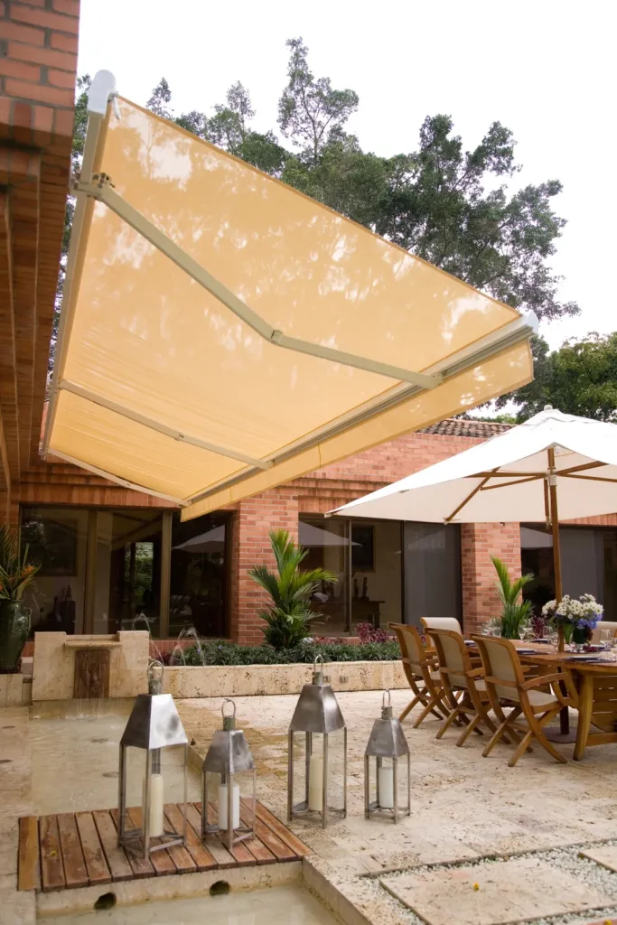 Toldo enrollable Sombralina sobre un patio con comedor exterior