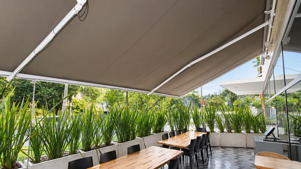Toldo enrollable Sombralina sobre la terraza de mesas de un restaurante