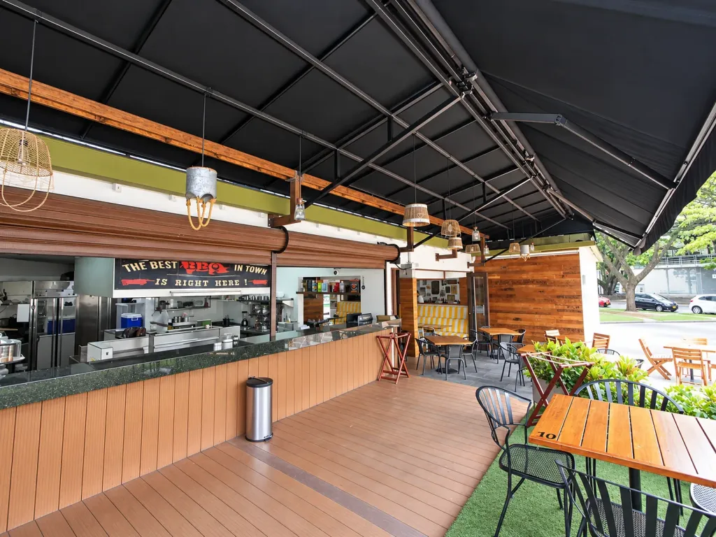 Toldo Supersombralinas negro sobre la barra de un restaurante