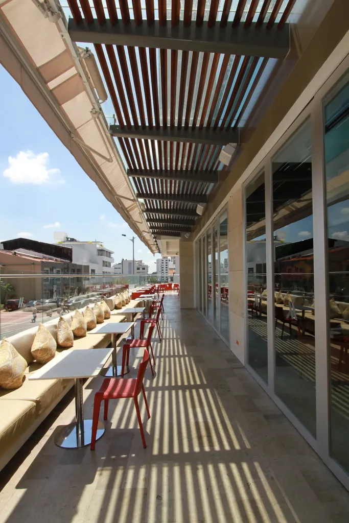 Toldo Supersombralinas sobre el corredor de la terraza del Hotel Marriott