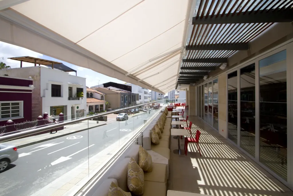 Toldo Supersombralinas sobre la terraza del Hotel Marriott