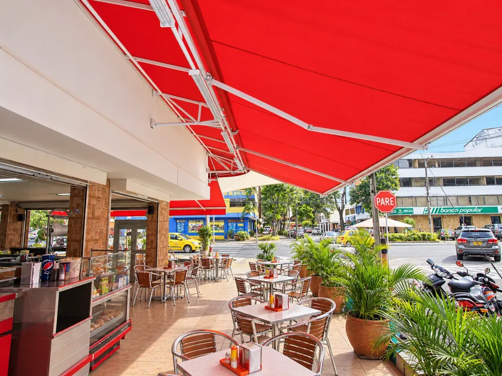 Toldo Supersombralinas rojo sobre la terraza de un local de comidas