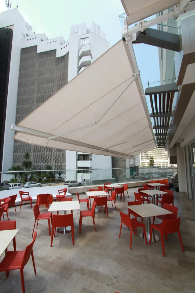 Toldo Supersombralinas sobre las mesas de la terraza del Hotel Marriott
