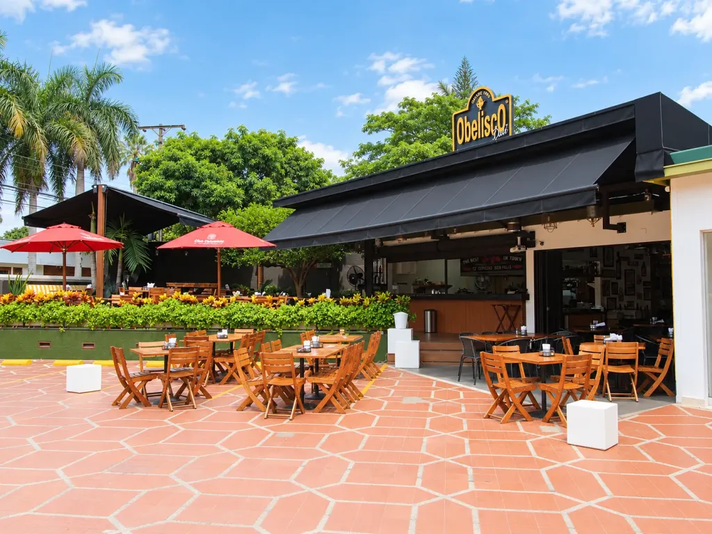 Toldos Supersombralinas sobre la terraza de un restaurante campestre