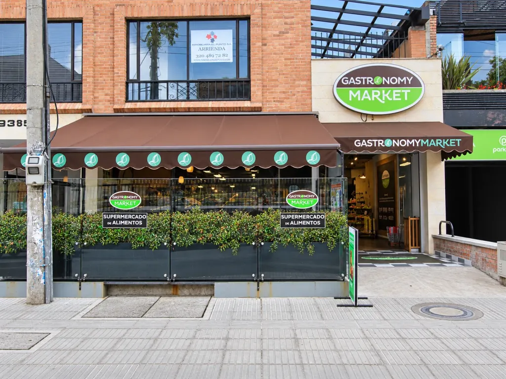Toldo fijo Corbella sobre la fachada de un local comercial con terraza