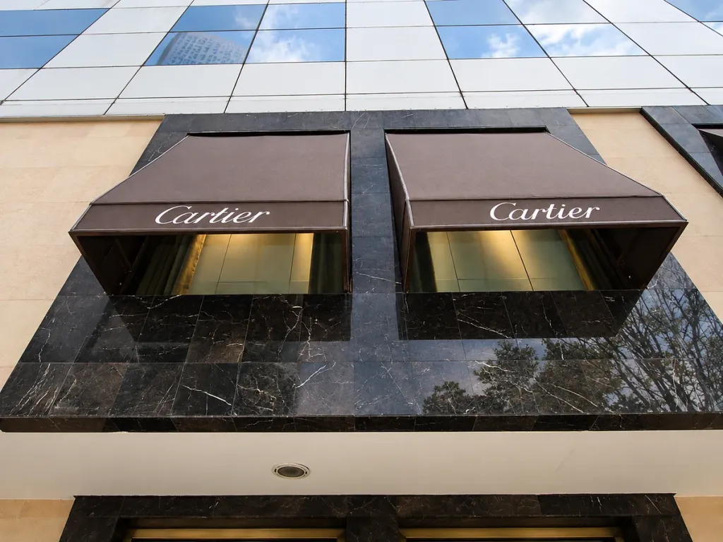 Toldos fijos Corbella sobre las vitrinas de la boutique Cartier en Bogotá