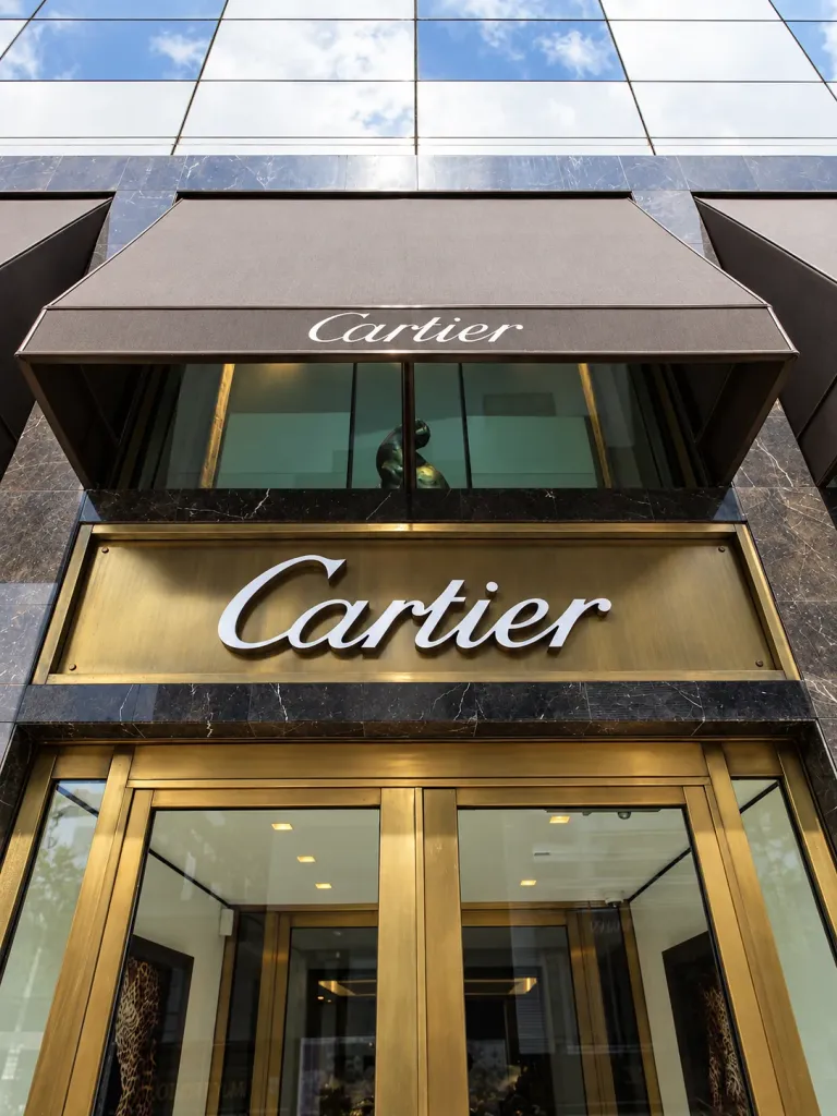 Toldo fijo Corbella sobre la puerta principal de la boutique Cartier en Bogotá