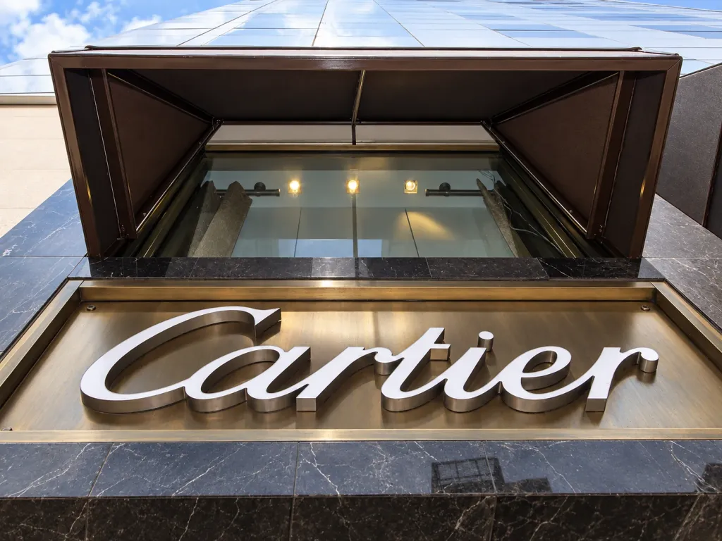 Detalle de la estructura y la tela de un toldo fijo Corbella sobre el letrero de Cartier en Bogotá