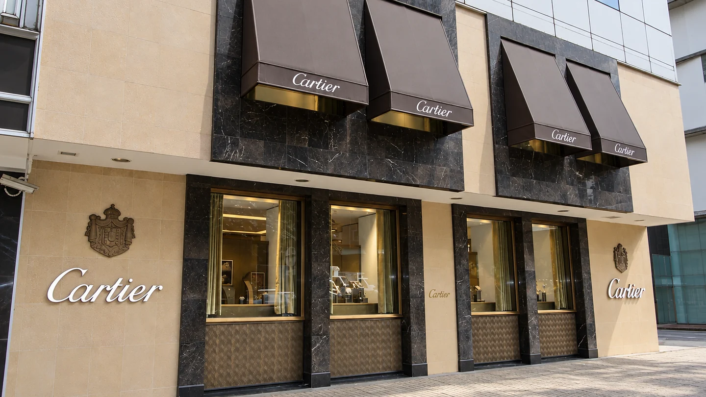 Toldos fijos Corbella en tela café sobre las vitrinas de la fachada de Cartier en Bogotá