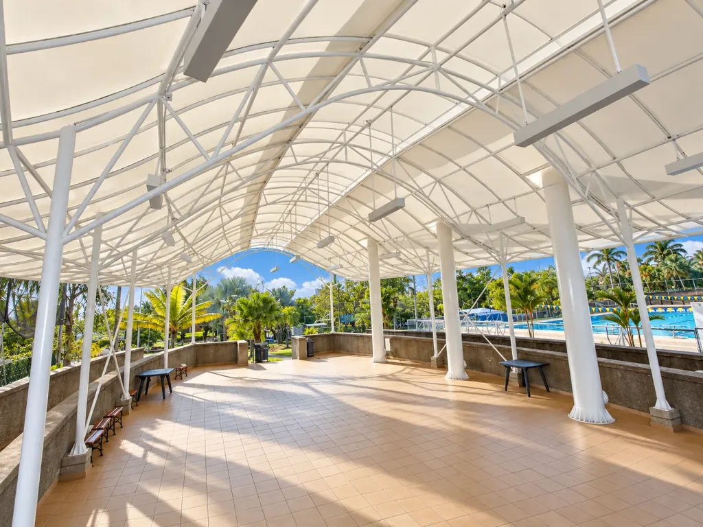 Cubierta fija Velum de lona tensada sobre un gazebo junto a la piscina