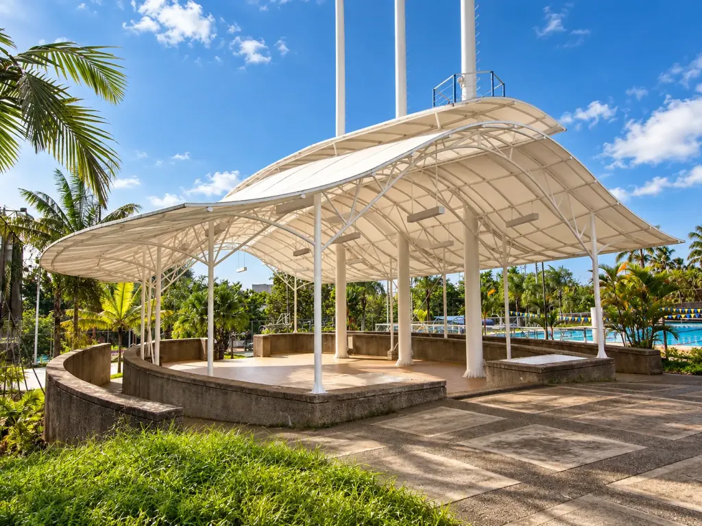 Cubierta fija Velum de lona tensada sobre un gazebo en una zona verde